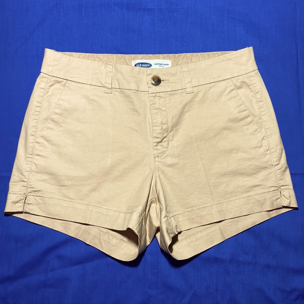 OLD NAVY Everyday Short. Mid Rise. Size 4 in Khaki Tan. Never Worn.